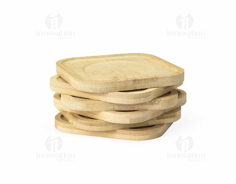 Kit Porta-Copos Bambu em quatro peças, feito de material sustentável com design elegante e cores neutras.