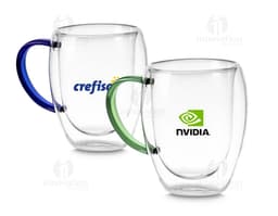 Caneca de Vidro Borossilicato transparente sobre fundo branco.