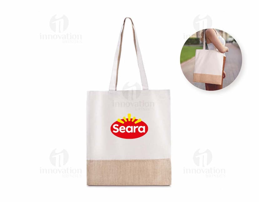 Sacola confeccionada em tecido de algodão e juta, com alças reforçadas e design sustentável.