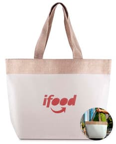 Sacola feita de algodão e juta em um fundo branco.