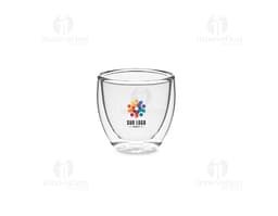 Conjunto de copos de vidro transparentes em uma mesa de madeira.