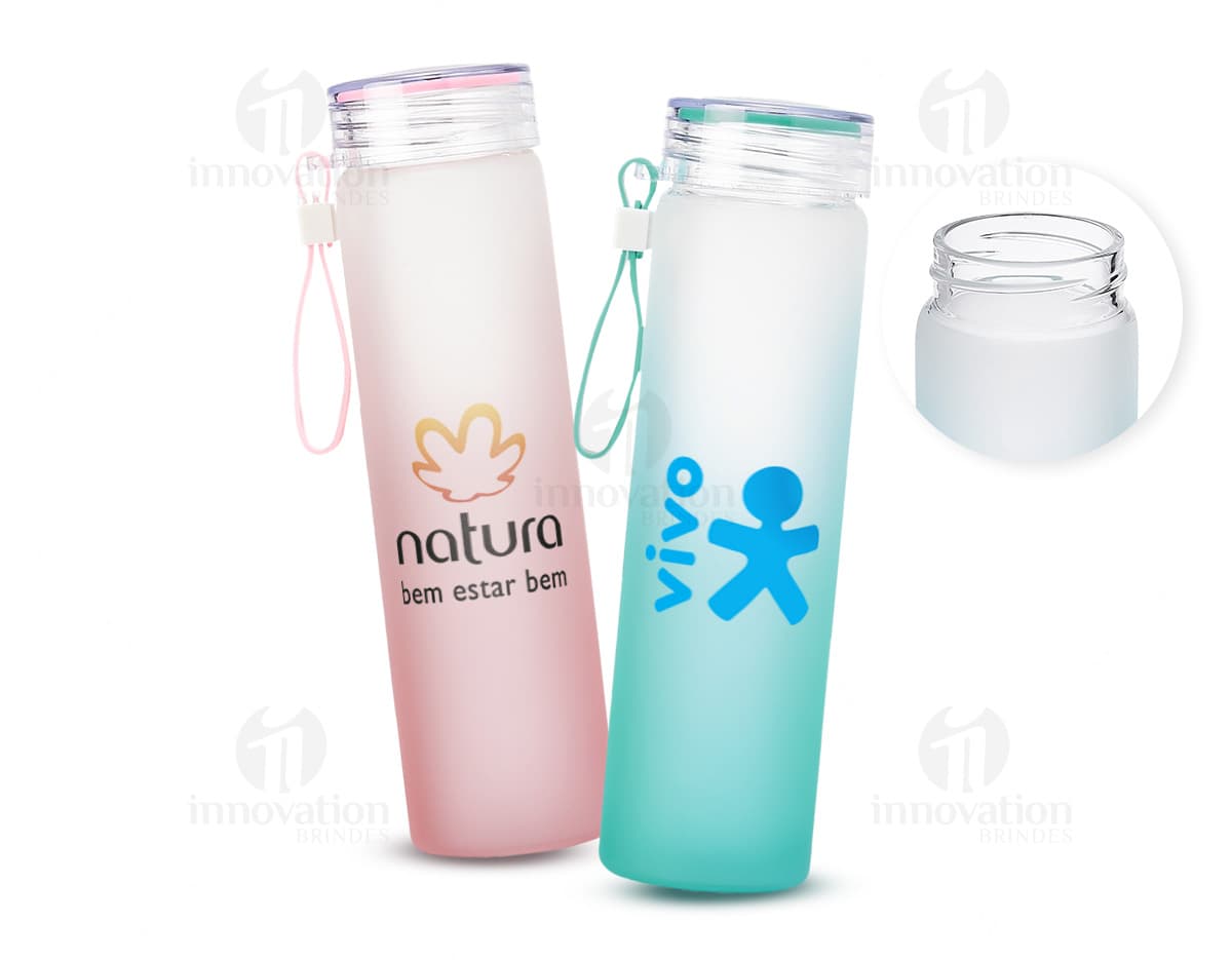 Garrafa de vidro 450ml transparente, com tampa de metal prateada e design elegante.