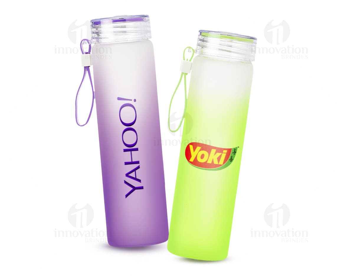 Garrafa de vidro 450ml transparente, com tampa de metal prateada e design elegante.