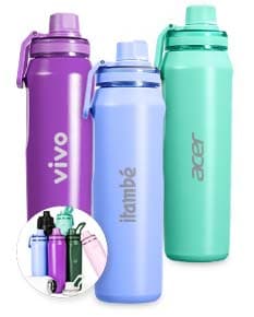 Garrafa térmica de 750ml em aço inoxidável, na cor prata, com tampa rosqueável e alça para transporte.