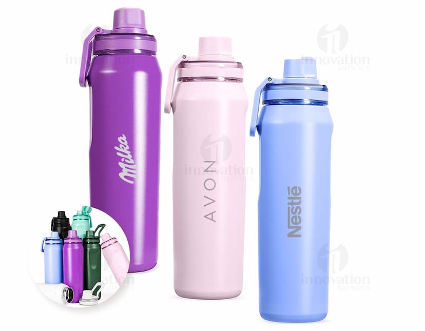 Garrafa térmica de 750ml em aço inoxidável, na cor prata, com tampa rosqueável e alça para transporte.