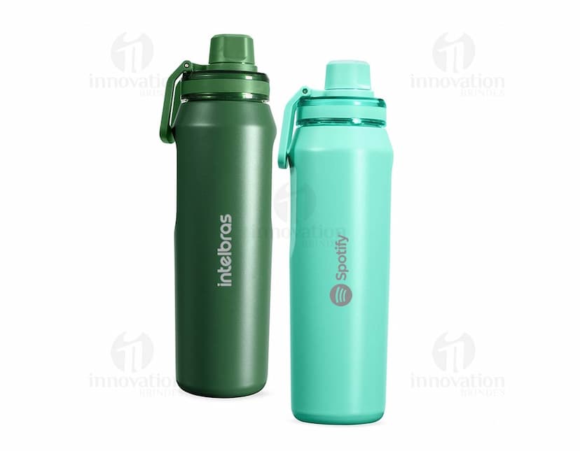 Garrafa térmica de 750ml em aço inoxidável, na cor prata, com tampa rosqueável e alça para transporte.