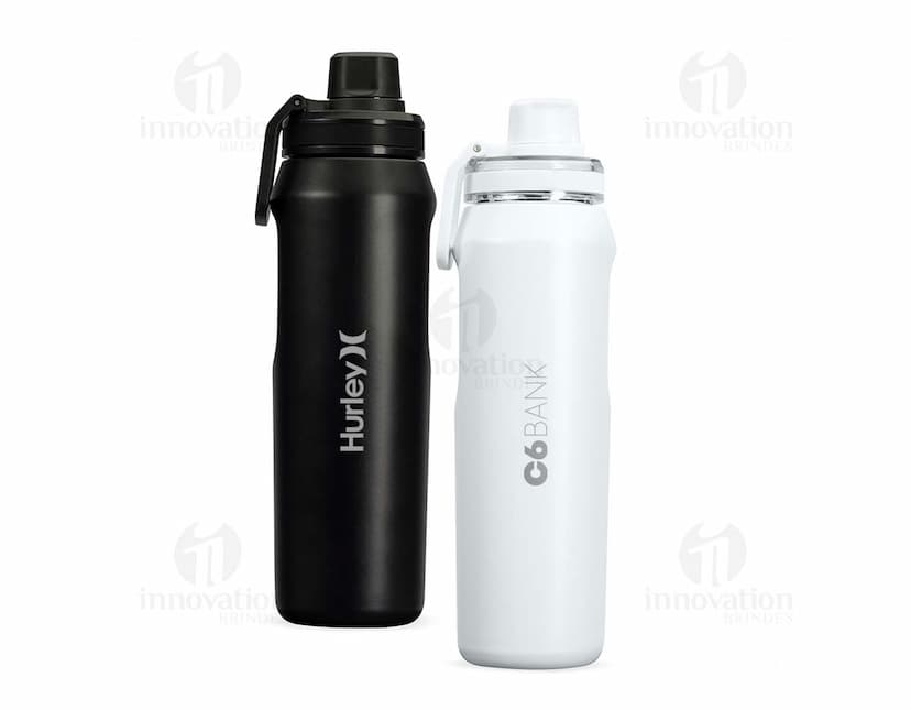 Garrafa térmica de 750ml em aço inoxidável, na cor prata, com tampa rosqueável e alça para transporte.