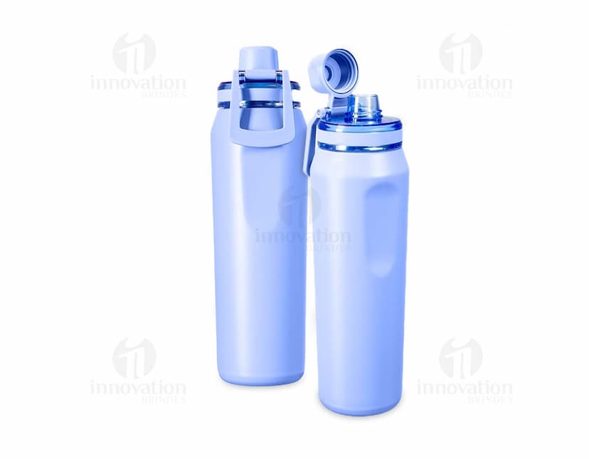 Garrafa térmica de 750ml em aço inoxidável, na cor prata, com tampa rosqueável e alça para transporte.
