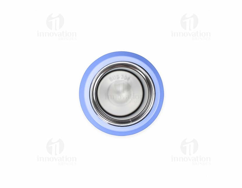 Garrafa térmica de 750ml em aço inoxidável, na cor prata, com tampa rosqueável e alça para transporte.