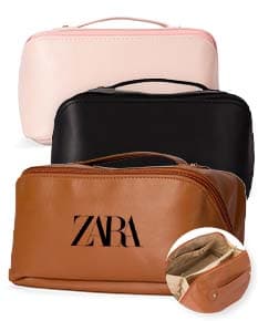 Necessaire de couro sintético na cor preta, com zíper e logo da marca em dourado na parte frontal.