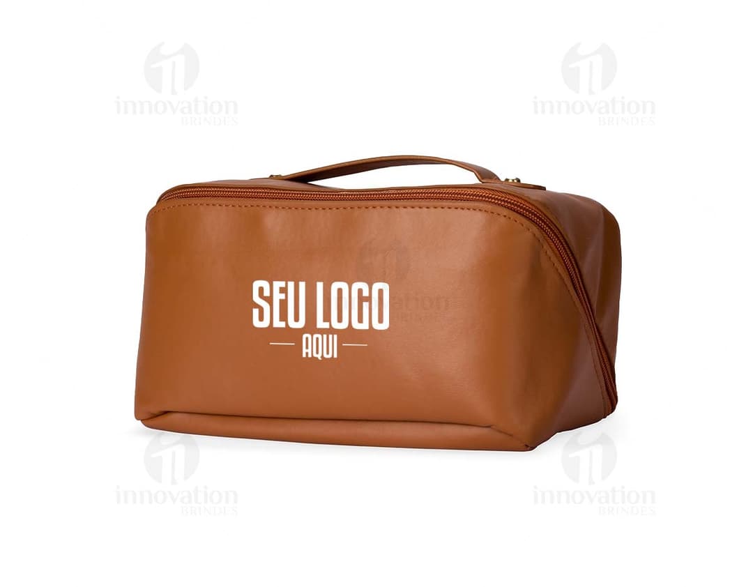 Neceser de cuero sintético en color negro, con cremallera y logo de la marca en dorado en la parte frontal.