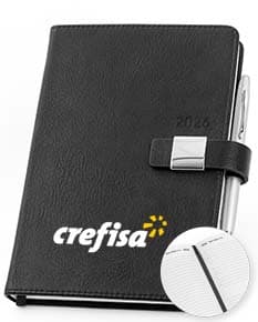 Agenda A5 em PU 2026 de cor preta, com detalhes em dourado e fechamento por elástico. Páginas internas em papel branco com pauta, ideal para organização e planejamento.