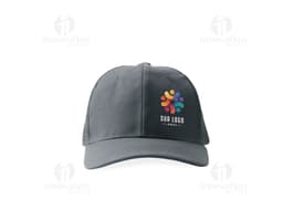 Cappellino in poliestere di colore nero con logo ricamato sul davanti e chiusura regolabile sul retro.