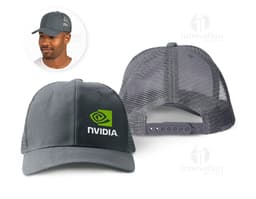 Cappellino in poliestere di colore nero con logo ricamato sul davanti e chiusura regolabile sul retro.