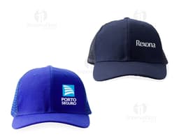 Cappellino in poliestere di colore nero con logo ricamato sul davanti e chiusura regolabile sul retro.