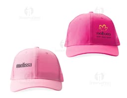 Cappellino in poliestere di colore nero con logo ricamato sul davanti e chiusura regolabile sul retro.