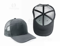 Cappellino in poliestere di colore nero con logo ricamato sul davanti e chiusura regolabile sul retro.