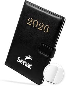 Agenda semanal para o ano de 2026, com capa de couro preto, folhas brancas e divisórias mensais.