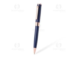 Caneta metal prateada sobre fundo branco, corpo fino e elegante com detalhes em metal dourado.