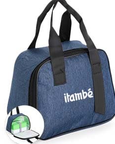 Bolsa térmica de 6 litros, ideal para manter alimentos e bebidas refrigerados. Cor predominante azul com alça ajustável e fecho em zíper. Ideal para passeios, viagens e picnics.