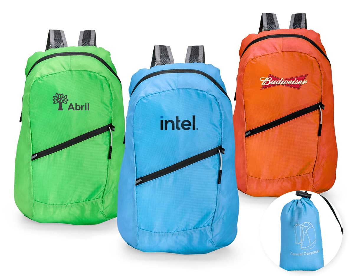 Mochila plegable de poliéster con capacidad de 14 litros.