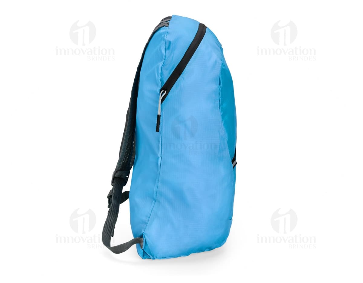 Mochila dobrável de poliéster com capacidade de 14 litros.