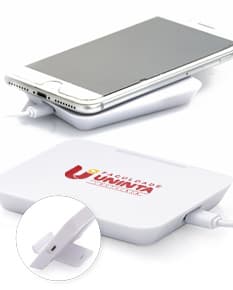 Carregador por indução com suporte para celular.