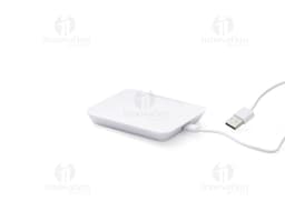 Carregador por indução com suporte para celular.