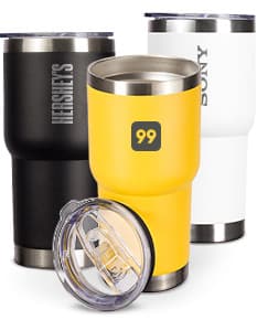 Copo térmico de 500ml em cor branca com tampa de rosca e base antiderrapante.