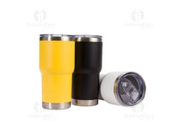 Copo térmico de 500ml em cor branca com tampa de rosca e base antiderrapante.