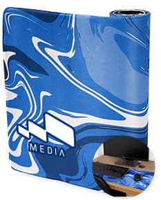 Desk pad de poliéster na cor preta, com design minimalista e textura suave.