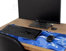 Desk pad de poliéster na cor preta, com design minimalista e textura suave.