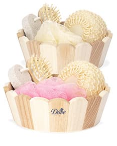 Kit banho 4 peças contendo uma toalha de banho branca, uma toalha de rosto azul, um tapete de banheiro cinza e uma esponja de banho rosa.