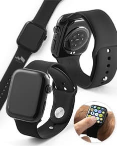 Relógio de pulso inteligente preto com pulseira de silicone e tela digital mostrando a hora e notificações de smartphone.