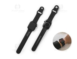 Relógio de pulso inteligente preto com pulseira de silicone e tela digital mostrando a hora e notificações de smartphone.