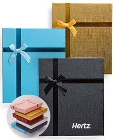 Caixa para presente decorada com laço vermelho e papel estampado de corações.