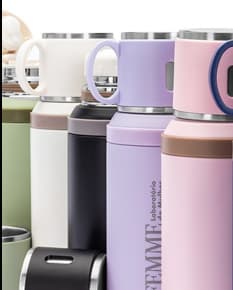 Garrafa térmica de 600ml na cor prata, com design moderno e tampa rosqueável.