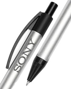 Caneta Metal sobre fundo branco. Lápis de tinta preta com detalhes cromados. Design elegante e sofisticado.