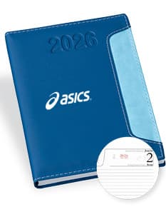 Agenda diária para o ano de 2026, com capa em couro marrom e fecho de elástico preto. Páginas internas em papel branco com marcações de data e horário.