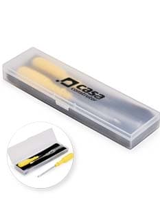 Kit de ferramentas 3 peças com chave de fenda, alicate e martelo em fundo branco.