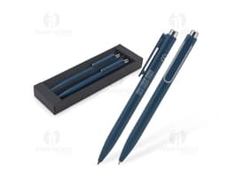 Conjunto de caneta e esferográfica de cor azul, com detalhes em prateado e embalagem elegante.
