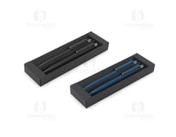 Conjunto de caneta e esferográfica de cor azul, com detalhes em prateado e embalagem elegante.