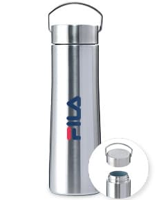 Garrafa térmica de cor prata com tampa de rosca e alça para transporte, em fundo branco.