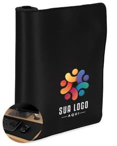 Desk pad de poliéster preto com costura branca, ideal para proteger a mesa de arranhões e proporcionar um apoio confortável para o teclado e o mouse. Tamanho grande, perfeito para escritórios e espaços de trabalho em casa.