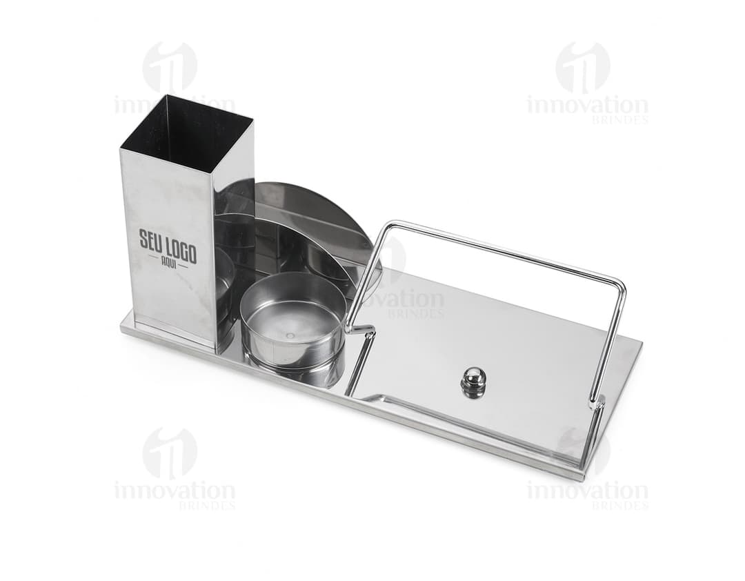 Produto Kit Escritório 4 em 1 com caneta, bloco de notas, porta cartões e porta canetas em mesa de escritório.