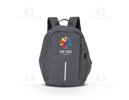 Mochila antifurto em poliéster preto, com fecho oculto, diversos compartimentos e zíperes disfarçados. Alças acolchoadas e