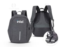 Mochila antifurto em poliéster preto, com fecho oculto, diversos compartimentos e zíperes disfarçados. Alças acolchoadas e