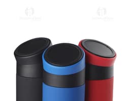 Garrafa térmica com suporte para celular.