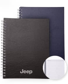 Caderno de couro sintético preto com fecho e costura aparente.