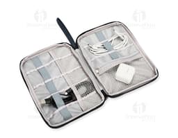 Necessaire para kit tecnológico contendo bolsos e compartimentos para organização de cabos, carregadores e acessórios